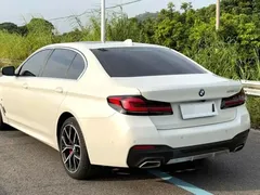 2022 BMW 5 Series 530Li Premium M Sport Package, белый — фото 3