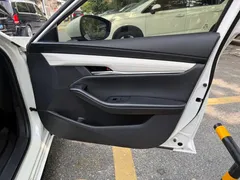 2020 Mazda 3 2.0L Compression Ignition Premium, белый — фото 9