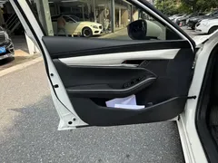 2020 Mazda 3 2.0L Compression Ignition Premium, белый — фото 13