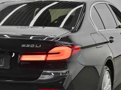 2022 BMW 5 Series 530Li Premium Luxury Package, чёрный — фото 3