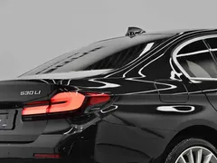 2022 BMW 5 Series 530Li Premium Luxury Package, чёрный — фото 15