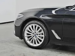2022 BMW 5 Series 530Li Premium Luxury Package, чёрный — фото 25