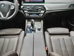 2022 BMW 5 Series 530Li Premium Luxury Package, чёрный — фото 30