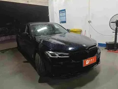 2021 BMW 5 Series 530Li Premium M Sport Package, чёрный — фото 2