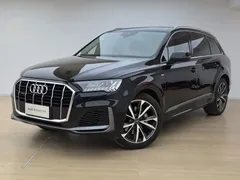 2021 Audi Q7 55 TFSI quattro S line Sport, чёрный — фото 1
