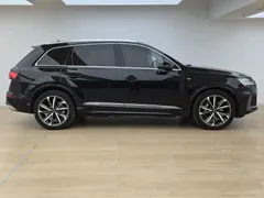 2021 Audi Q7 55 TFSI quattro S line Sport, чёрный — фото 3