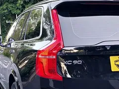 2021 Volvo XC90 B5 Luxury 7-seat, чёрный — фото 35