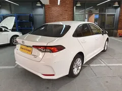 2021 Toyota Corolla 1.2T S-CVT Luxury, белый — фото 4