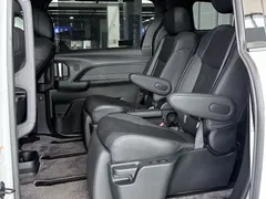 2021 Toyota Sienna 2.5L Hybrid Platinum, белый — фото 8