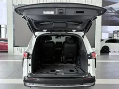 2021 Toyota Sienna 2.5L Hybrid Platinum, белый — фото 28