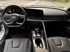 2022 Hyundai Elantra 1.5L CVT LUX Premium, белый — фото 6