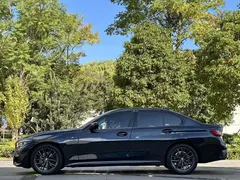 2022 BMW 3 Series 325i M Sport Dark, чёрный — фото 10