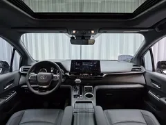 2021 Toyota Sienna 2.5L Hybrid Premium, белый — фото 10