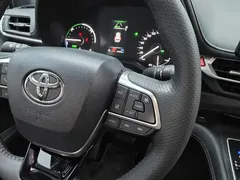 2021 Toyota Sienna 2.5L Hybrid Premium, белый — фото 13
