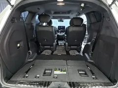 2021 Toyota Sienna 2.5L Hybrid Premium, белый — фото 14