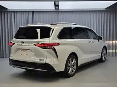 2021 Toyota Sienna 2.5L Hybrid Premium, белый — фото 17