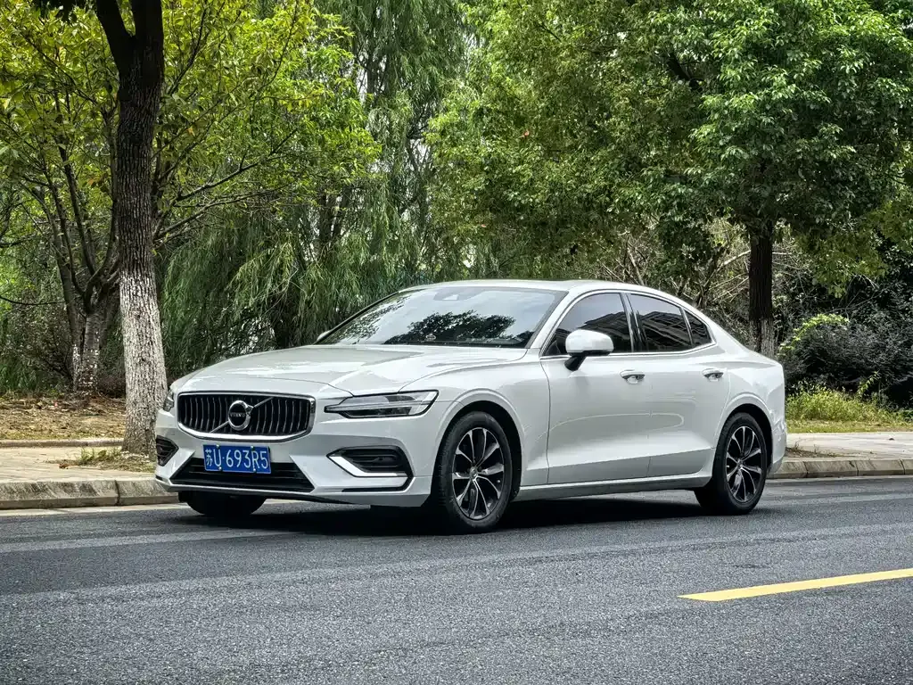 2022 Volvo S60 B4 Luxury