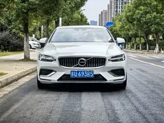 2022 Volvo S60 B4 Luxury, белый — фото 2