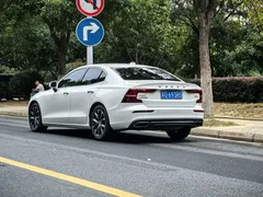2022 Volvo S60 B4 Luxury, белый — фото 11