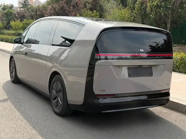 2024 Li Auto MEGA Ultra