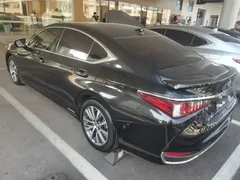 2020 Lexus ES 300h Excellence, чёрный — фото 5