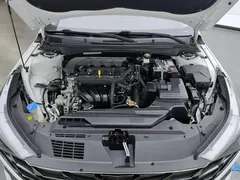 2021 Hyundai Elantra 1.5L CVT LUX Premium, белый — фото 10