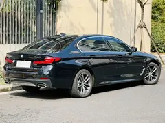 2022 BMW 5 Series 525Li M Sport Package, чёрный — фото 3