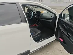 2022 Toyota Yaris L Zhixuan X 1.5L CVT Leading Plus, белый — фото 19