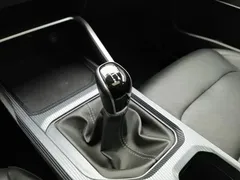 2022 Geely Emgrand 4th Gen 1.5L MT Luxury, белый — фото 13