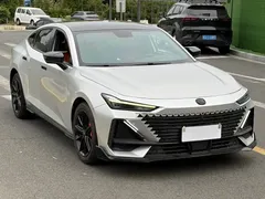 2022 Changan UNI-V 1.5T Premium — фото 3