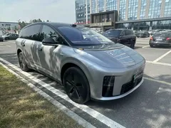 2025 Li Auto i8 Standard — фото 3