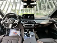 2021 BMW 5 Series 530Li Leading M Sport Package, чёрный — фото 4