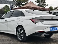 2022 Hyundai Elantra 1.5L CVT LUX Premium, белый — фото 10