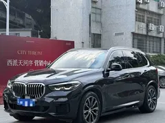 2021 BMW X5 M Sport Package, чёрный — фото 1