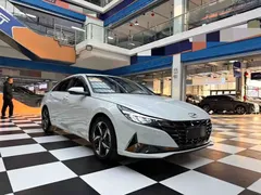 2022 Hyundai Elantra 1.5L CVT LUX Premium, белый — фото 3