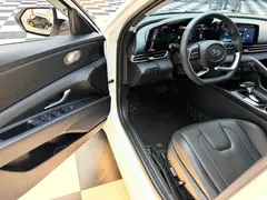 2022 Hyundai Elantra 1.5L CVT LUX Premium, белый — фото 4