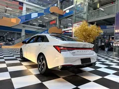 2022 Hyundai Elantra 1.5L CVT LUX Premium, белый — фото 12