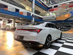 2022 Hyundai Elantra 1.5L CVT LUX Premium, белый — фото 18