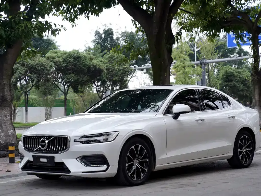 2022 Volvo S60 B4 Luxury