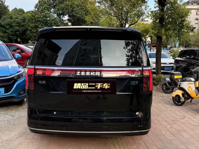 2024 Zeekr 009 6-Seat Executive 4WD 108kWh