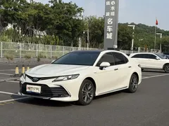 2023 Toyota Camry Hybrid 2.5HG Luxury, белый — фото 1