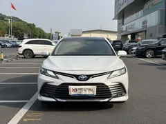 2023 Toyota Camry Hybrid 2.5HG Luxury, белый — фото 2