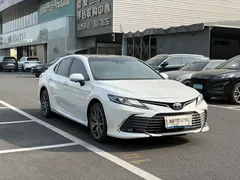 2023 Toyota Camry Hybrid 2.5HG Luxury, белый — фото 3