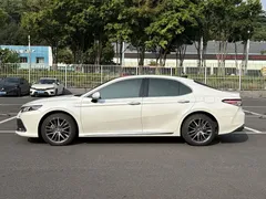 2023 Toyota Camry Hybrid 2.5HG Luxury, белый — фото 4