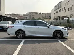 2023 Toyota Camry Hybrid 2.5HG Luxury, белый — фото 8