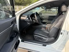 2023 Toyota Camry Hybrid 2.5HG Luxury, белый — фото 9