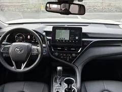 2023 Toyota Camry Hybrid 2.5HG Luxury, белый — фото 10