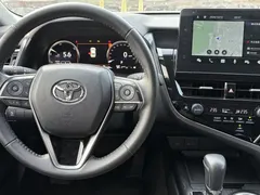 2023 Toyota Camry Hybrid 2.5HG Luxury, белый — фото 11