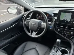 2023 Toyota Camry Hybrid 2.5HG Luxury, белый — фото 12