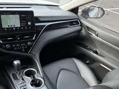 2023 Toyota Camry Hybrid 2.5HG Luxury, белый — фото 14